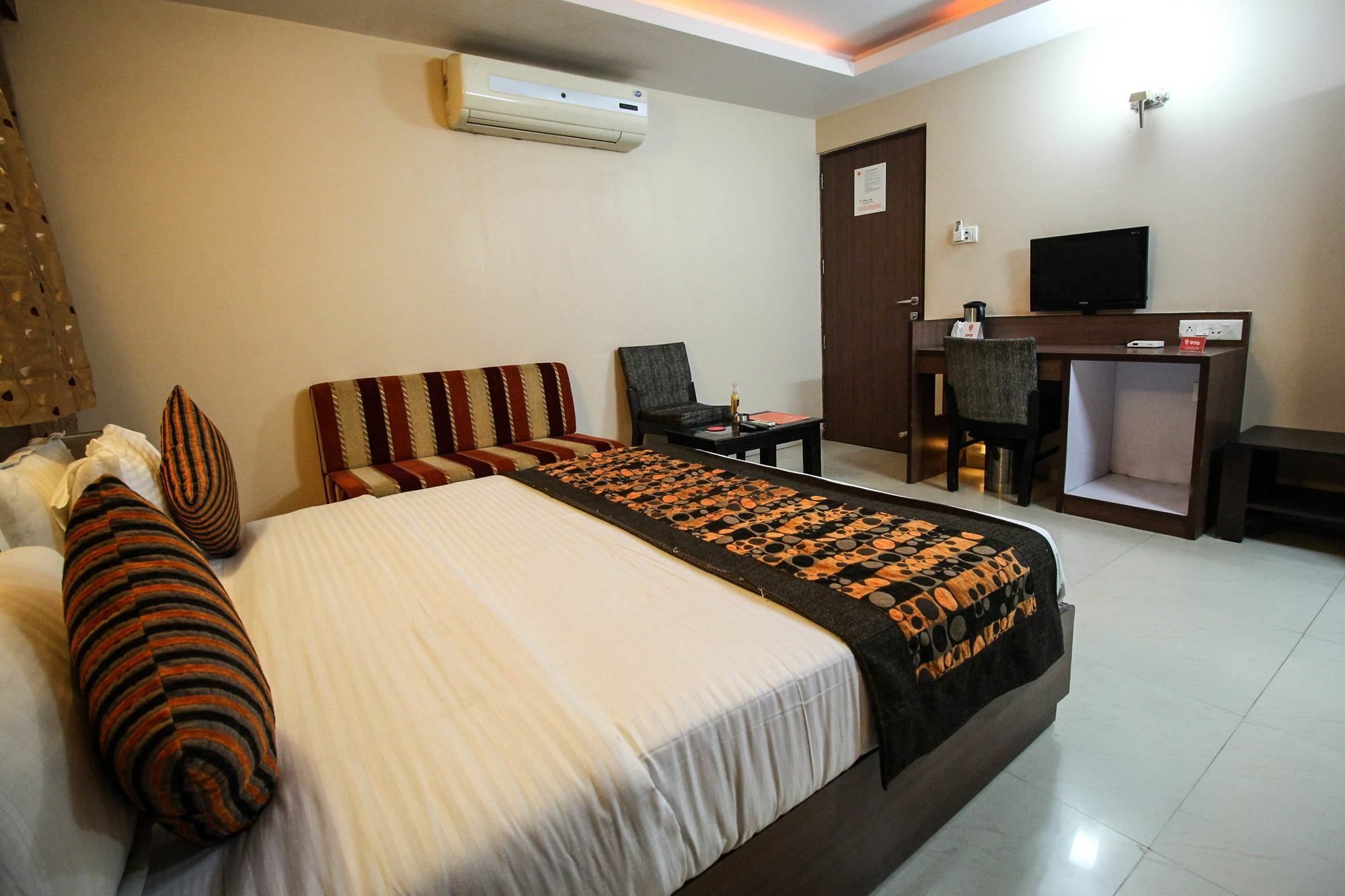 Oyo 4161 Hotel Shailly Inn 아흐메다바드 외부 사진