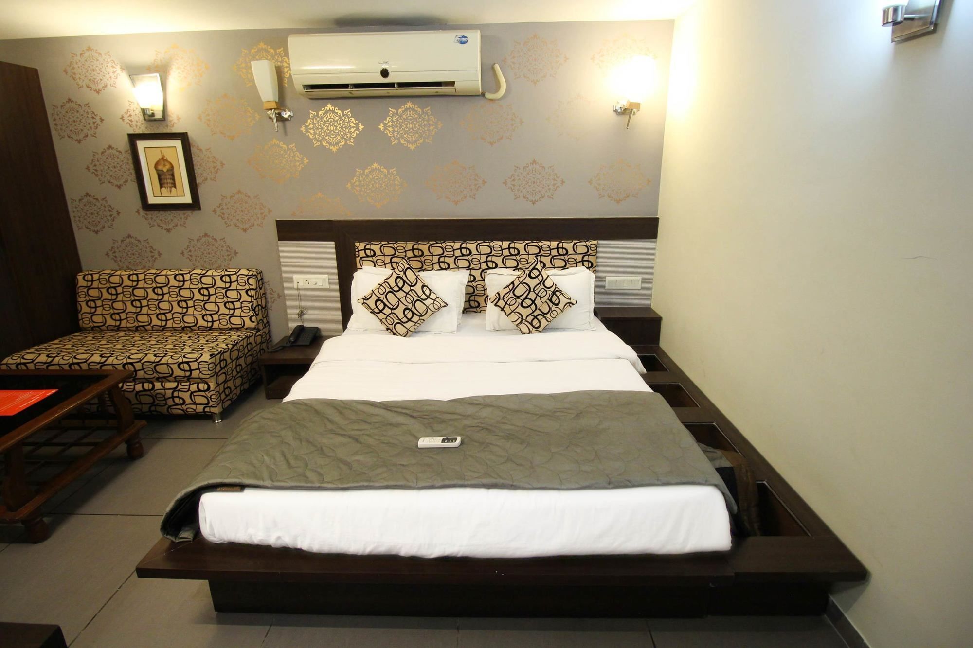 Oyo 4161 Hotel Shailly Inn 아흐메다바드 외부 사진